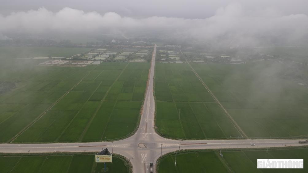 Kỹ sư Nguyễn Việt Thắng &ndash; C&aacute;n bộ Ban QLDA CTGT Nghệ An cho biết: Đ&acirc;y l&agrave; dự &aacute;n trọng điểm n&ecirc;n l&atilde;nh đạo tỉnh cũng như Sở GTVT quan t&acirc;m, chỉ đạo. Khi đường ho&agrave;n th&agrave;nh sẽ g&oacute;p phần th&uacute;c đẩy ph&aacute;t triển kinh tế x&atilde; hội của v&ugrave;ng T&acirc;y Bắc Nghệ An n&oacute;i chung v&agrave; 3 huyện Đ&ocirc; Lương, Y&ecirc;n Th&agrave;nh, T&acirc;n Kỳ n&oacute;i ri&ecirc;ng. Tuyến đường được thiết kế rộng tới 12 m&eacute;t, thảm b&ecirc; t&ocirc;ng nhựa 2 lớp, khả năng chịu tải xe l&ecirc;n đến 10 tấn/trục, đủ đ&aacute;p ứng cho c&aacute;c loại xe tải trọng lớn lưu th&ocirc;ng. Chắc chắn khi ho&agrave;n th&agrave;nh sẽ chia sẻ &aacute;p lực giao th&ocirc;ng cho trục đường QL15 nối Đ&ocirc; Lương - T&acirc;n Kỳ. Đồng thời, r&uacute;t ngắn khoảng 1/3 thời gian di chuyển từ T&acirc;n Kỳ về QL1, cũng như kết nối mạng lưới giao thương với c&aacute;c cụm c&ocirc;ng nghiệp, cảng biển ở ph&iacute;a Đ&ocirc;ng Nam của tỉnh (Ảnh: n&uacute;t giao với QL7)