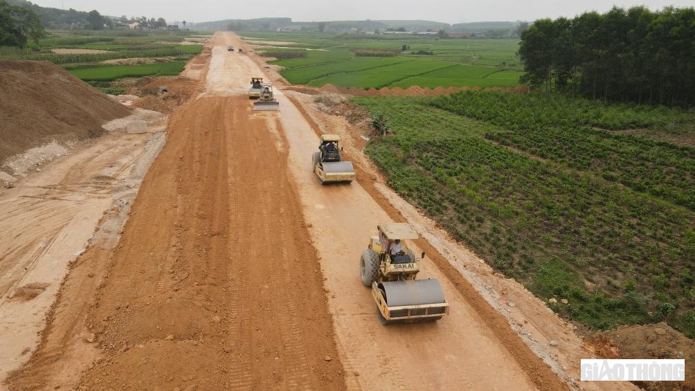 Do phải thi c&ocirc;ng trải d&agrave;i n&ecirc;n việc gi&aacute;m s&aacute;t chất lượng được giao cho Tư vấn TEDI NOT. "Đơn vị bố tr&iacute; 8 tư vấn ở dọc theo tuyến để gi&aacute;m s&aacute;t c&aacute;c nh&agrave; thầu trong qu&aacute; tr&igrave;nh thi c&ocirc;ng" - c&aacute;n bộ tư vấn dự &aacute;n, kỹ sư Nguyễn Văn Nam cho hay