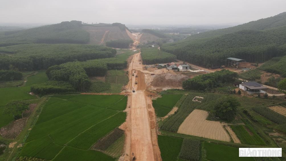 Dự &aacute;n chia l&agrave;m 2 g&oacute;i thầu, triển khai từ th&aacute;ng 10/2022 v&agrave; th&aacute;ng 2/2023. Thời gian thi c&ocirc;ng theo hợp đồng l&agrave; 38 th&aacute;ng