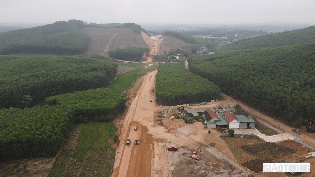 Ngo&agrave;i 3,15km cải tạo tuyến, 18,2km c&ograve;n lại l&agrave; l&agrave;m đường mới ho&agrave;n to&agrave;n