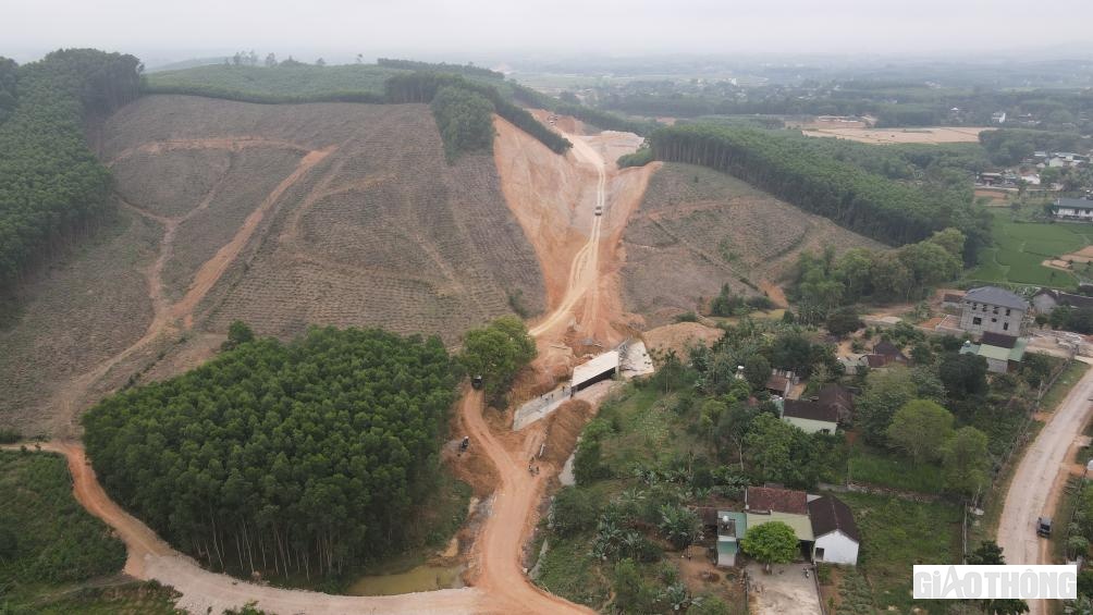 "Tuyến chủ yếu đi qua khu vực đồi n&uacute;i, rừng ph&ograve;ng hộ v&agrave; rừng sản xuất n&ecirc;n c&ocirc;ng t&aacute;c giải ph&oacute;ng mặt bằng tương đối thuận lợi. Đến nay, 3 huyện Y&ecirc;n Th&agrave;nh, Đ&ocirc; Lương v&agrave; T&acirc;n Kỳ đ&atilde; b&agrave;n giao 18,68/ 21,36km, đạt 87,4%. Khối lượng c&ograve;n lại tập trung v&agrave;o đất l&acirc;m trường v&agrave; di dời c&ocirc;ng tr&igrave;nh hạ tầng kỹ thuật. Hiện c&aacute;c địa phương đang tập trung giải quyết để b&agrave;n giao cho nh&agrave; thầu thi c&ocirc;ng" - kỹ sư  Nguyễn Việt Thắng, c&aacute;n bộ Ban QLDA CTGT Nghệ An th&ocirc;ng tin
