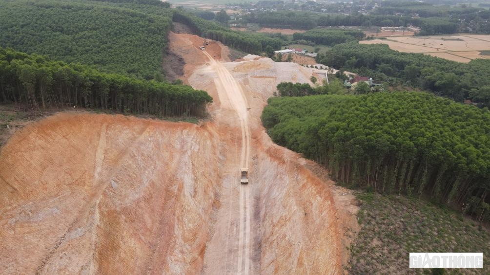 Nhiều quả đồi đ&atilde; ho&agrave;n th&agrave;nh việc cắt cơ, bạt m&aacute;i hạ độ cao đến đỉnh K95