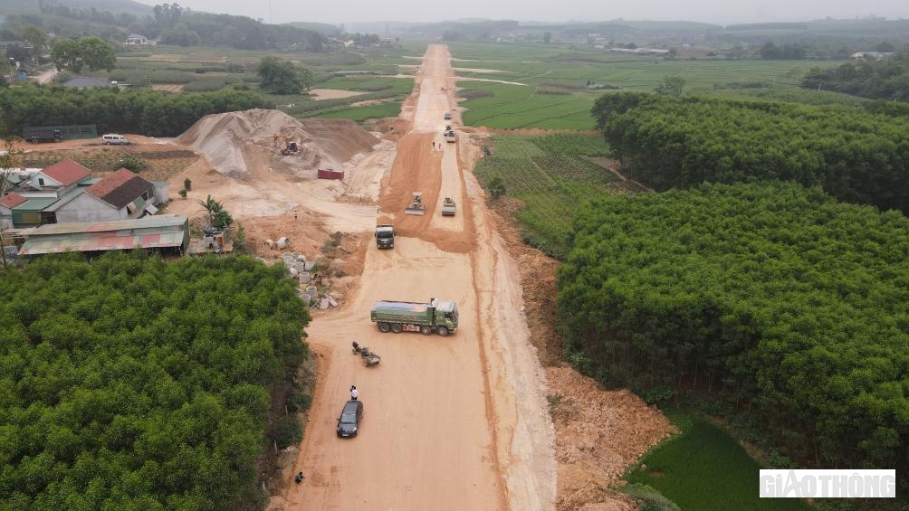 Ở g&oacute;i thầu do Li&ecirc;n danh C&ocirc;ng ty X&acirc;y Dựng Nghệ An - T&acirc;n Nam - Việt Anh - Mạnh Ph&aacute;t, c&aacute;c nh&agrave; thầu huy động tối đa nh&acirc;n c&ocirc;ng thiết bị, chia l&agrave;m nhiều mũi, l&agrave;m đồng thời nhiều hạng mục để đẩy nhanh tiến độ