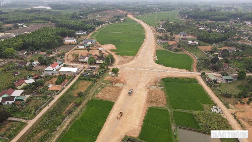 Tuyến đường 7C nối d&agrave;i nh&igrave;n từ tr&ecirc;n cao tr&ocirc;ng rất đẹp (Ảnh: n&uacute;t giao với QL 48E)