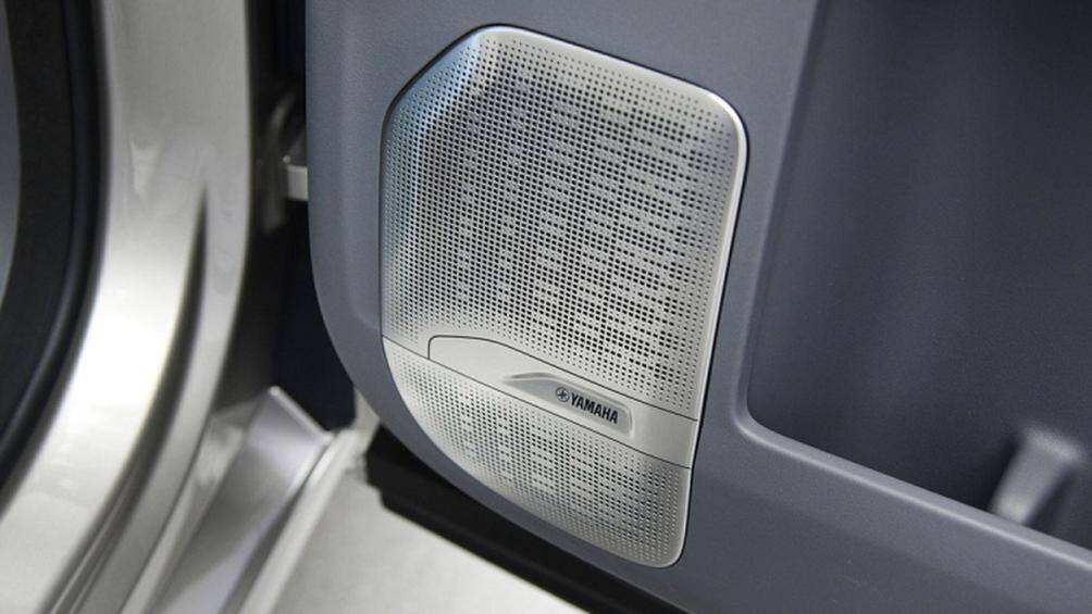 Nội thất có nhiều chi tiết thiết kế gợi liên tưởng đến dòng chảy như ốp trên tapi cửa