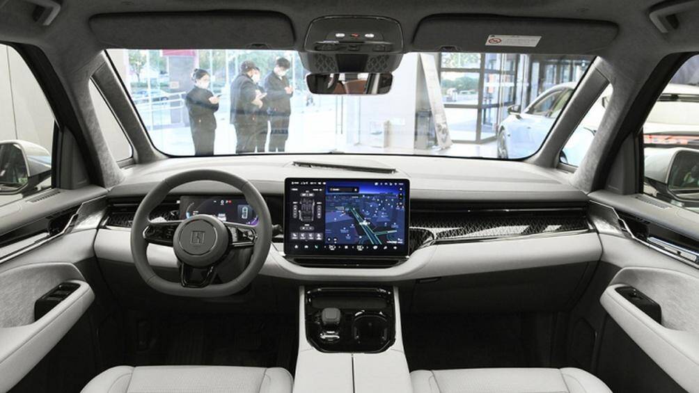 Trước mặt người lái là 2 màn hình, bao gồm bảng đồng hồ kỹ thuật số 10,25 inch và màn hình giải trí trung tâm 15,4 inch đặt nổi trên mặt táp-lô