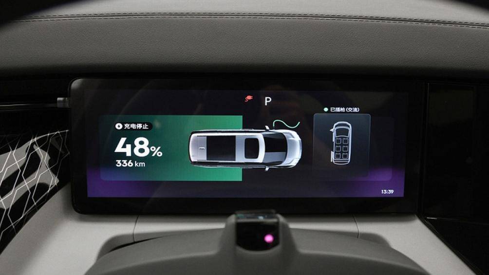 Trên trần xe còn có thêm màn hình giải trí với kích thước 15,6 inch, có thể gấp gọn lại. Hành khách có thể dùng một chiếc điều khiển nhỏ đi kèm theo xe