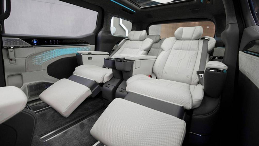 Khi trượt bệ tì tay về phía sau, hành khách sẽ thấy những nút bấm và núm xoay chỉnh các tính năng như trượt ghế lên/xuống, sưởi ấm, làm mát, massage...