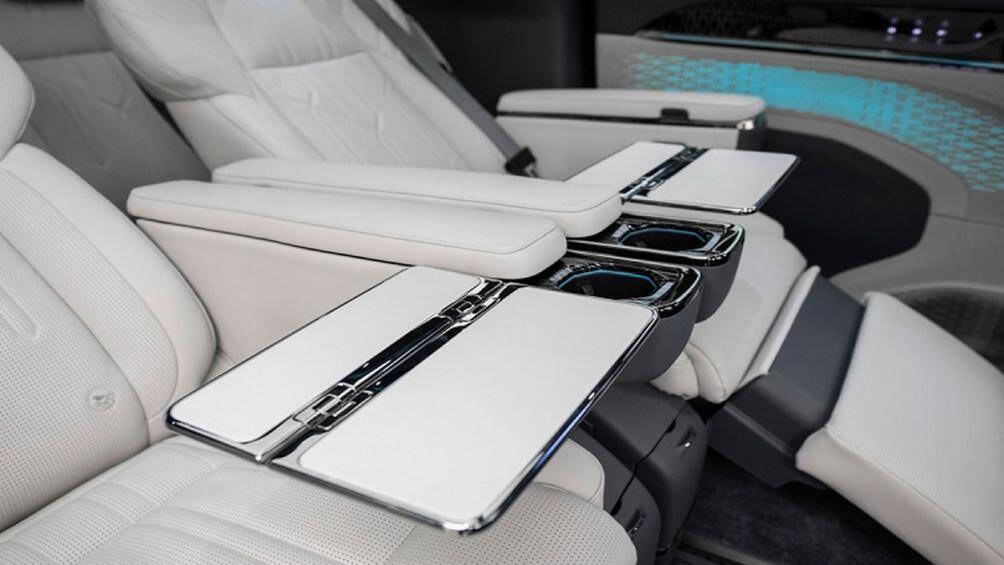 Các nút chỉnh và núm xoay này đều được ốp kim loại sang trọng. Trong khi đó, bên dưới bệ tì tay còn lại chứa bàn gấp cũng bằng kim loại và bọc da trên bề mặt