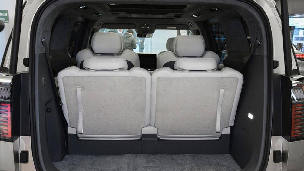 Bên cạnh đó là màn hình cảm ứng Smart Bar với kích thước 3,14 inch với các nút để chỉnh cửa sổ trời và cửa sổ