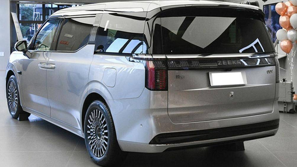 So với đầu xe, khu vực phía sau của Zeekr 009 có thiết kế đơn giản hơn với đèn hậu LED nằm vắt ngang với tổng cộng 402 bóng LED