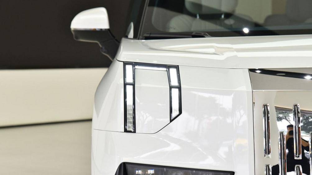 Những rãnh nằm dọc trong lưới tản nhiệt đều được tích hợp đèn LED với tổng cộng 32 đèn. Các đèn này tạo ra những hiệu ứng ánh sáng ấn tượng