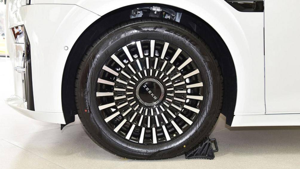 Người đứng sau thiết kế ngoại thất của Zeekr 009 là ông Stefan Sielaff. Đây cũng chính là cựu giám đốc thiết kế của thương hiệu xe sang Đức Audi