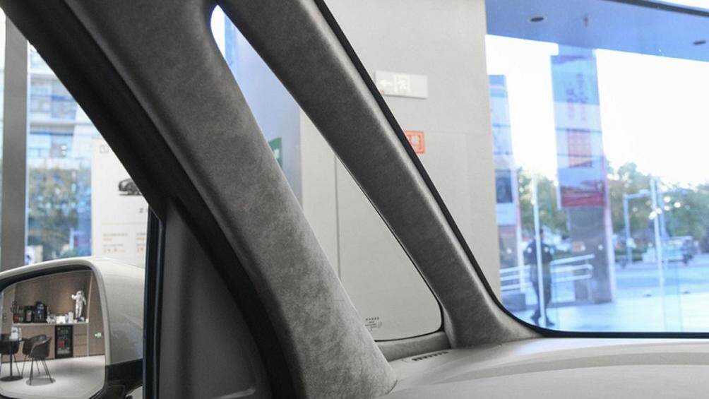 Zeekr 009 còn được trang bị hệ thống đèn 2 tầng trên đầu xe. Bên trên là 5 dải đèn LED định vị ban ngày mỗi bên, tạo thành hình chữ "U" quay ngược xuống dưới