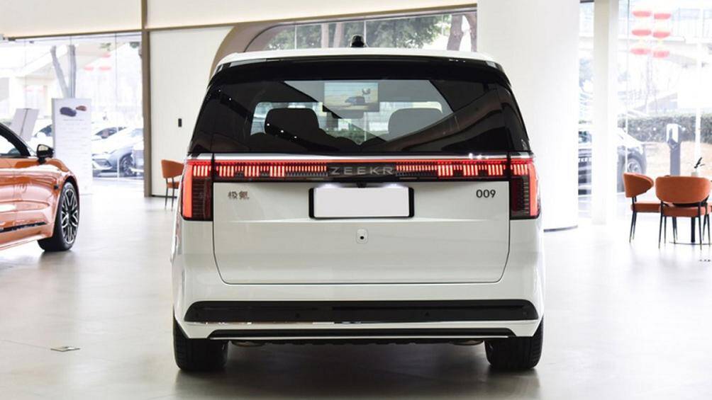 Bên sườn, Zeekr 009 được áp dụng phong cách thiết kế khá hầm hố với chắn bùn mở rộng và bộ vành hợp kim 19 inch với thiết kế đa chấu 2 màu lạ mắt