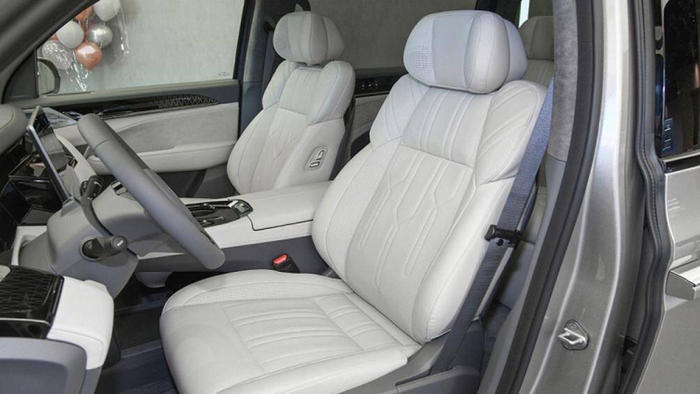 Ngoài ra, bên trong xe còn có nhiều chi tiết ốp kim loại thật, ví dụ như lưới loa Yamaha hay nẹp trang trí trên đèn trần cộng thêm chất liệu da mềm mại