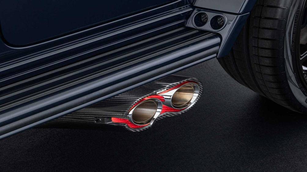 Hệ thống ống xả Brabus với viền ốp carbon và có thêm đèn trang trí Ambience Light