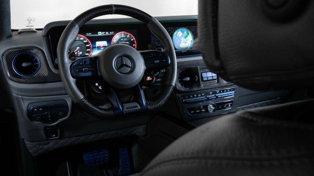 Nội thất độc đáo với tông màu Deep Blue từ tapi cửa, vô lăng, bệ tỳ tay trung tâm, bàn đạp ga/tháng, chốt khoá cửa, logo ở taplo...