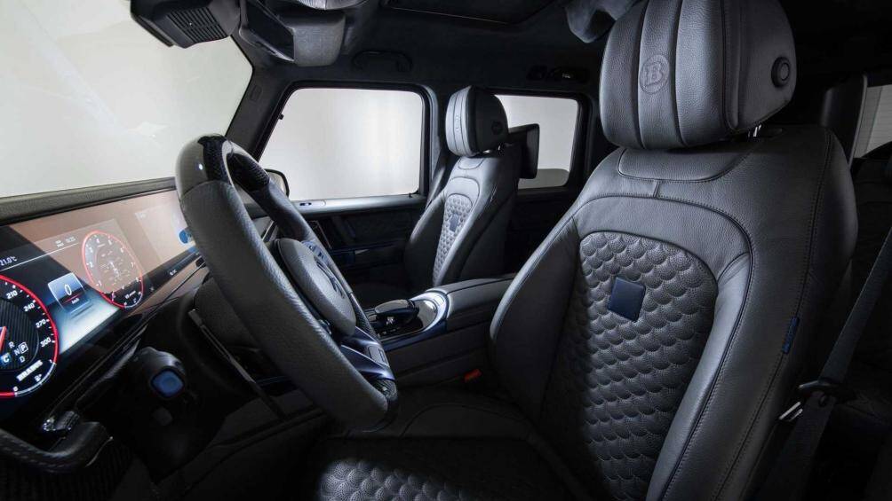 Khả năng tăng tốc của G 63 Brabus 900 Deep Blue từ 0-100 km/h trong 3,7 giây và tốc độ tối đa giới hạn điện tử 280 km/h