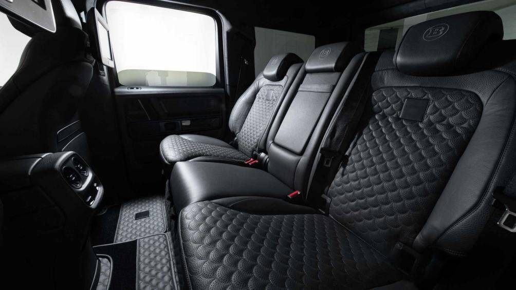 Toàn bộ ghế được bọc da màu xám Slate Gray. Đặc biệt, tựa lưng, đệm ghế có họa tiết vỏ sò "Seashell Diamond" độc đáo