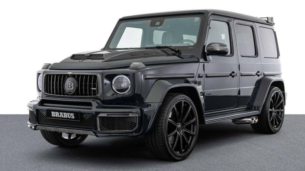 Các chi tiết trang trí được làm từ carbon như hốc bánh trước và sau, ốp bảo vệ cửa kèm logo Brabus, cánh gió cỡ lớn, ốp bánh dự phòng...