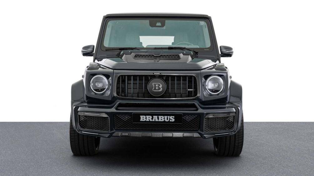 Hãng độ Brabus còn tối ưu khí động học cho G 63 Brabus 900 Deep Blue với nắp capo được bổ sung khe lấy gió cỡ lớn, cản trước trông dữ dằn hơn