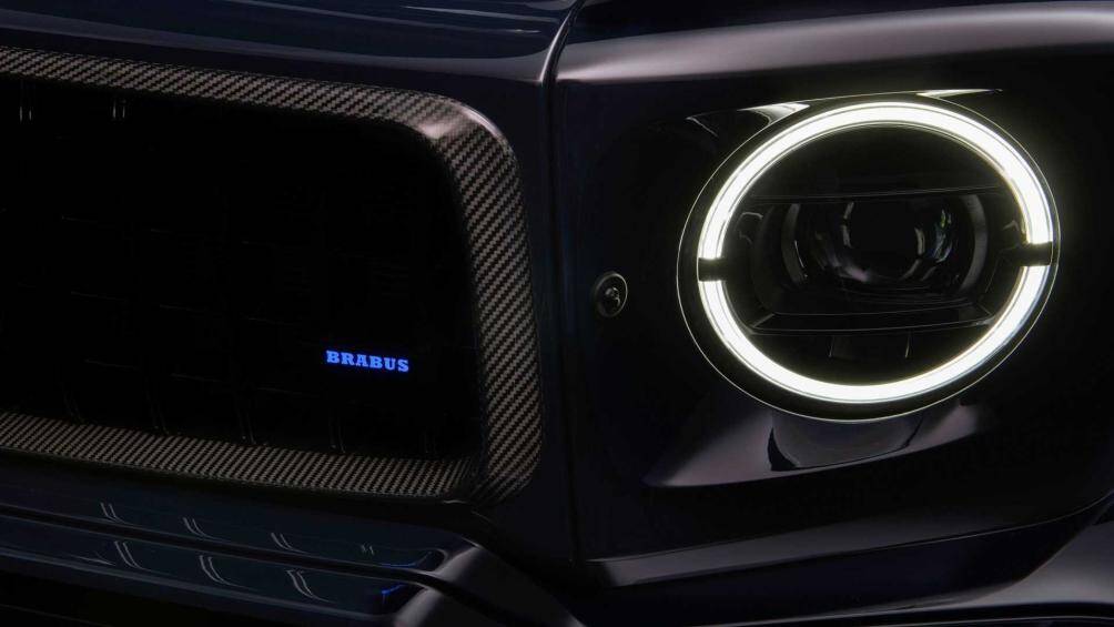 Phần viền của lưới tản nhiệt được làm bằng sợi carbon và logo Brabus đặt tại trung tâm có khả năng phát sáng
