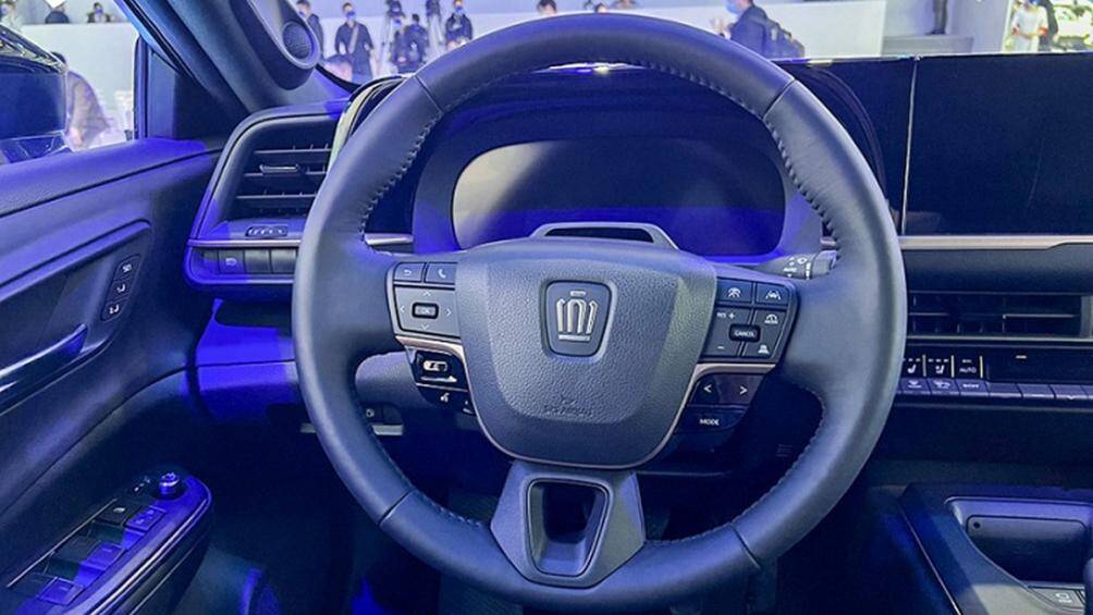 Bên trong Toyota Crown Crossover là vô lăng 3 chấu, bảng đồng hồ kỹ thuật số và màn hình cảm ứng trung tâm đặt nổi trên mặt táp-lô