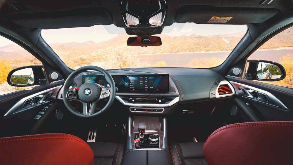 Hai lẫy sau vô lăng, nút bấm khởi động máy và cửa gió điều hòa của xe cũng được sơn màu đỏ