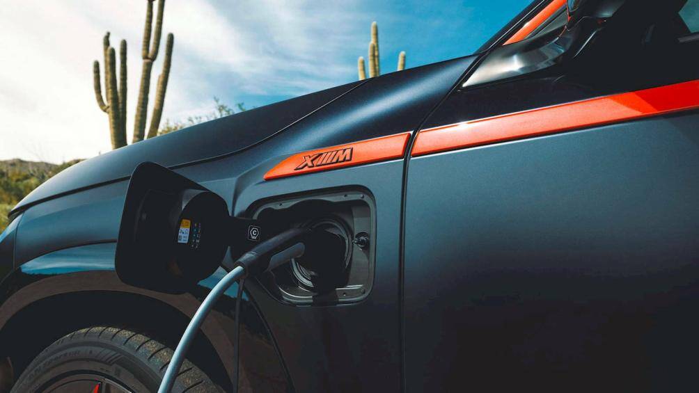 Góp phần tạo nên những thông số ấn tượng này là động cơ xăng V8 tăng áp kép 4.4L có công suất 585 mã lực cùng mô tơ điện 197 mã lực