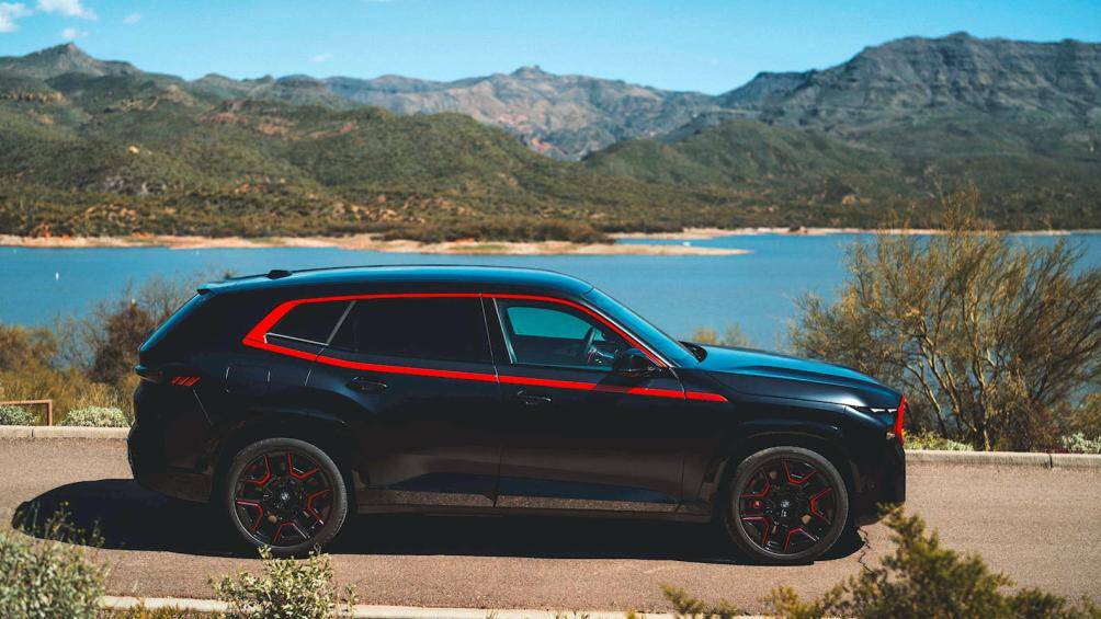 Xe sở hữu những điểm nhấn màu đỏ như viền lưới tản nhiệt, viền bao quanh cửa sổ, vành la-zăng và viền bộ khuếch tán gió phía sau