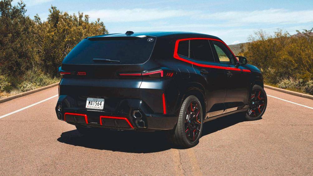 Thêm vào đó là logo XM với viền đỏ ở lưới tản nhiệt, trên chắn bùn trước và cửa cốp