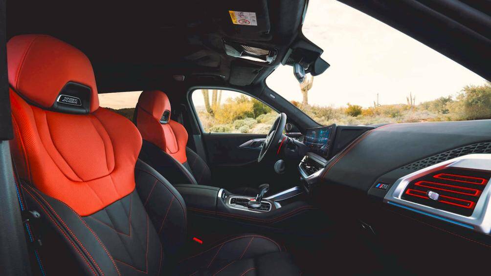 Nội thất của BMW XM Label Red 2023 đi kèm những điểm nhấn màu đỏ như viền chỉ trên ghế, mặt táp-lô, cụm điều khiển trung tâm và tapi cửa