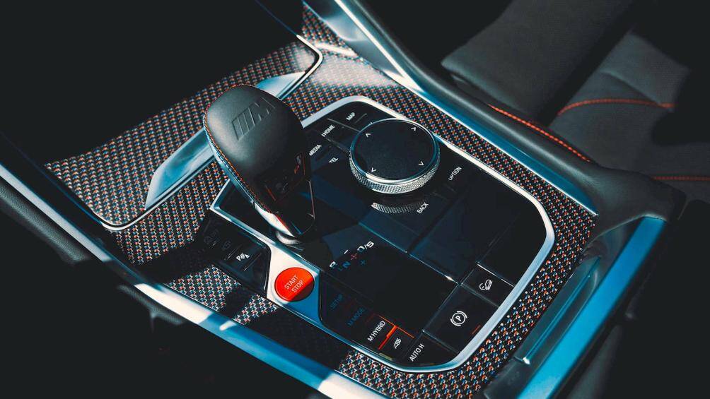 Có một huy hiệu XM màu đỏ ngay bên dưới màn hình hiển thị để nhắc nhở mọi người rằng họ đang ở trong một mẫu xe đặc biệt