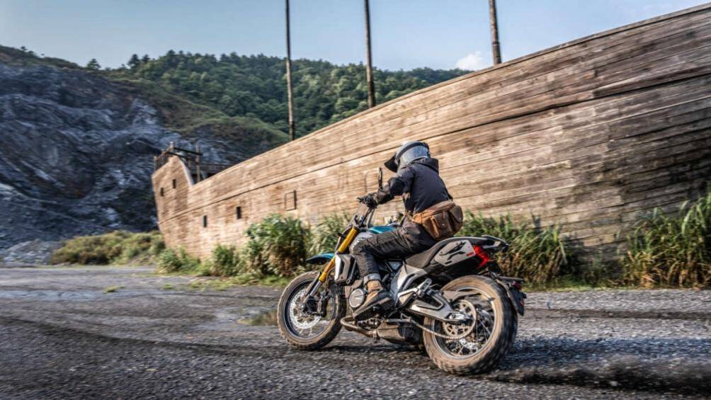 Bánh trước có kích thước 18 inch với lốp 110/80 Pirelli Scorpion Rally STR còn bánh sau 17 inch đi kèm với lốp 170/60