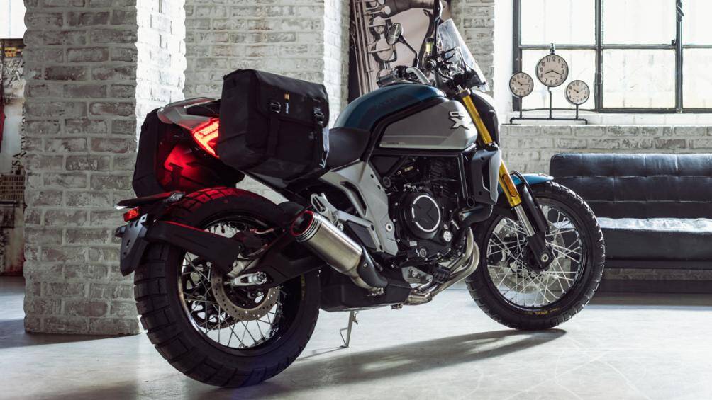 Bánh sau có kẹp phanh Brembo pít-tông kép đơn với đĩa 260 mm với ABS theo tiêu chuẩn