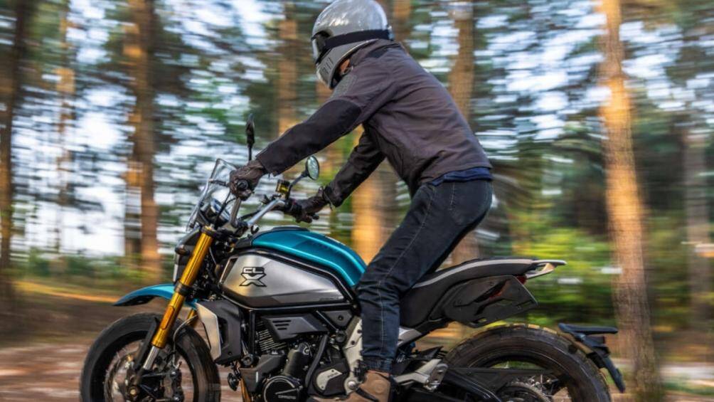 Hệ thống phanh bao gồm kẹp phanh Brembo Stylema đơn, bánh trước kẹp đĩa phanh 300 mm