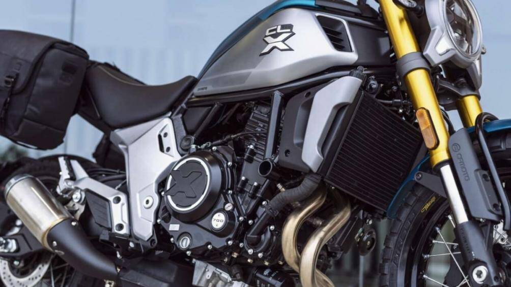 Xe được trang bị động cơ song song DOHC, dung tích 693 cc cho công suất 69 mã lực cùng mô-men xoắn cực đại 60,9 Nm