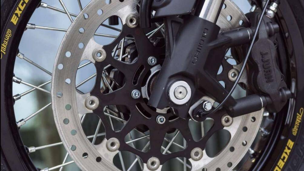 Mẫu xe mang phong cách của một chiếc xe scrambler, nhưng có thiết kế phá cách hơn nhờ chắn bùn phía trước cao và bánh xe nan hoa