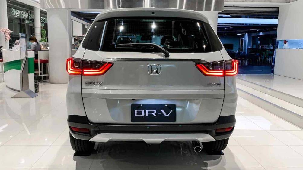 Đèn hậu LED, gương chiếu hậu gập chỉnh điện, tích hợp đèn báo rẽ LED và vành hợp kim 17 inch