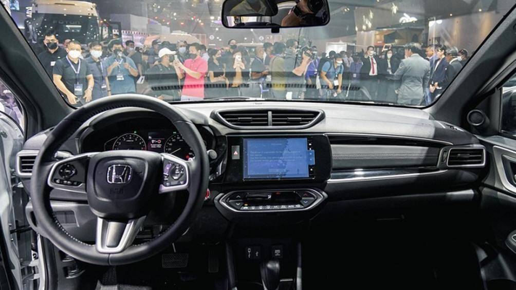 Trang bị nội thất của Honda BR-V 2023 cũng khá tươm tất với ghế bọc da, màn hình màu TFT trong bảng đồng hồ, màn hình cảm ứng trung tâm 7 inch...