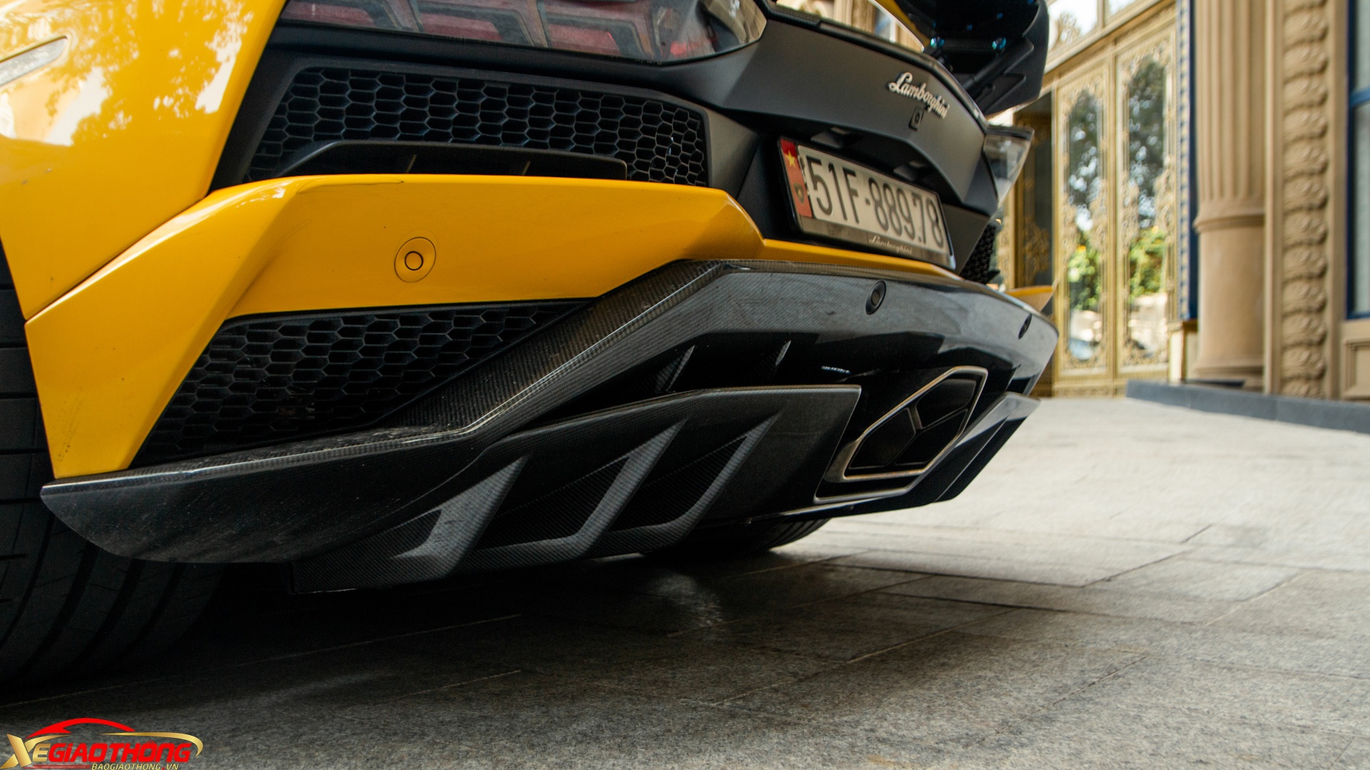 Ngoài ra, xe cũng được trang bị hệ thống ống xả Ryft Titanium Race Exhaust First Edition có giá 8.000 USD (khoảng 188 triệu đồng) và giới hạn 18 bộ toàn cầu. Theo Ryft, hệ thống ống xả này giúp chiếc xe tăng gần 28 mã lực và 23 Nm mô-men xoắn, đồng thời nhẹ hơn 12 kg nhờ làm bằng vật liệu titanium