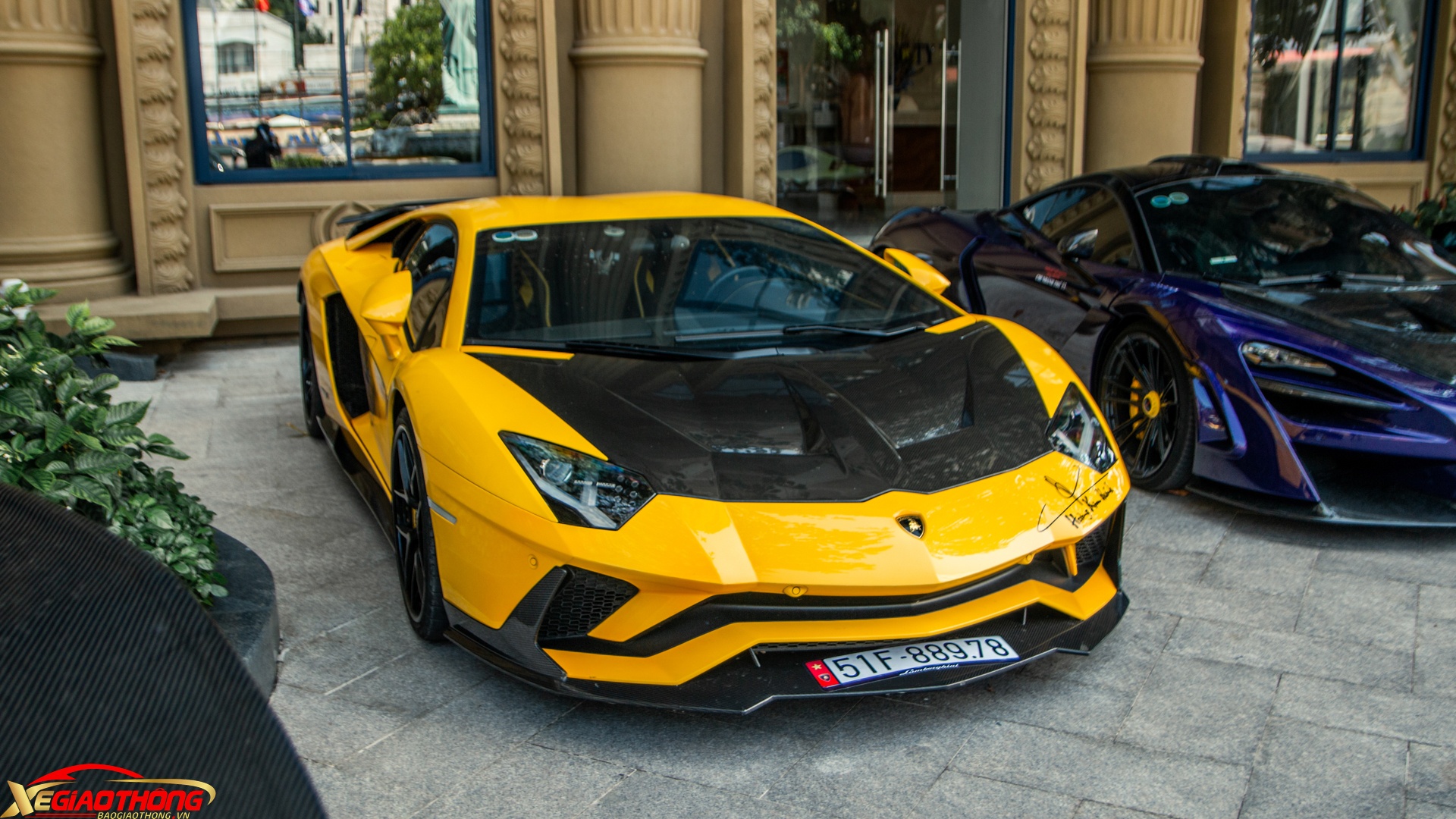 Lamborghini Aventador S được trang bị động cơ V12 hút khí tự nhiên dung tích 6.5L, sản sinh công suất tối đa 740 mã lực và mô men xoắn cực đại 690 Nm. Sức mạnh được truyền đến các bánh xe thông qua hộp số ISR 7 cấp, giúp xe tăng tốc từ 0-100 km/h trong vòng 2,9 giây và có thể đạt vận tốc tối đa lên đến 350 km/h