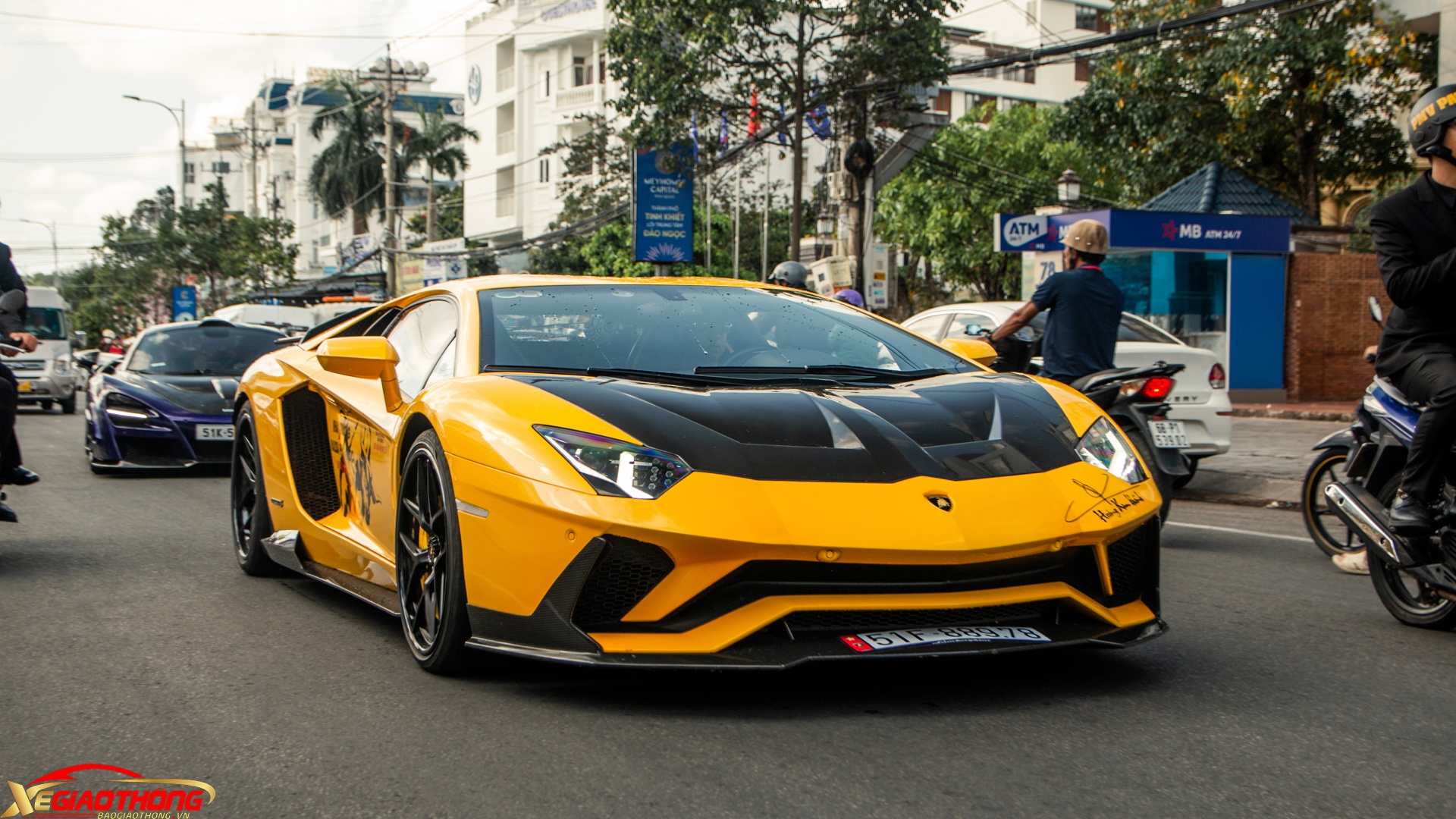 Chiếc Lamborghi Aventador S trong bài xuất hiện trong khuôn khổ một sự kiện khai trương vừa diễn ra tại Phú Quốc. Theo ghi nhận, đây là chiếc Aventador S đầu tiên về Việt Nam theo diện chính hãng