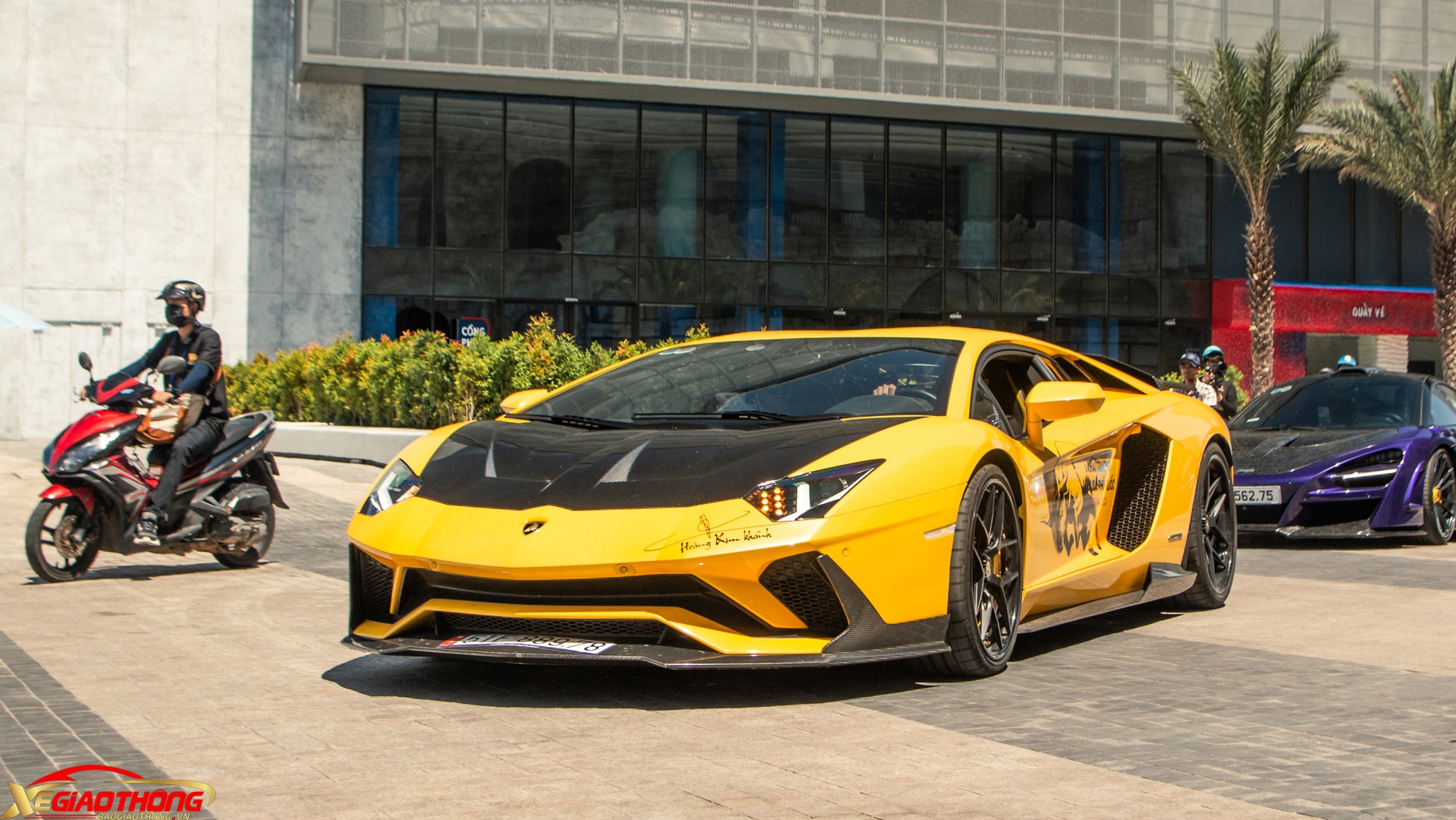 Đầu tiên là bộ bodykit đến từ hãng độ danh tiếng 1016 Industries có giá 22.400 USD (khoảng 526 triệu đồng)
