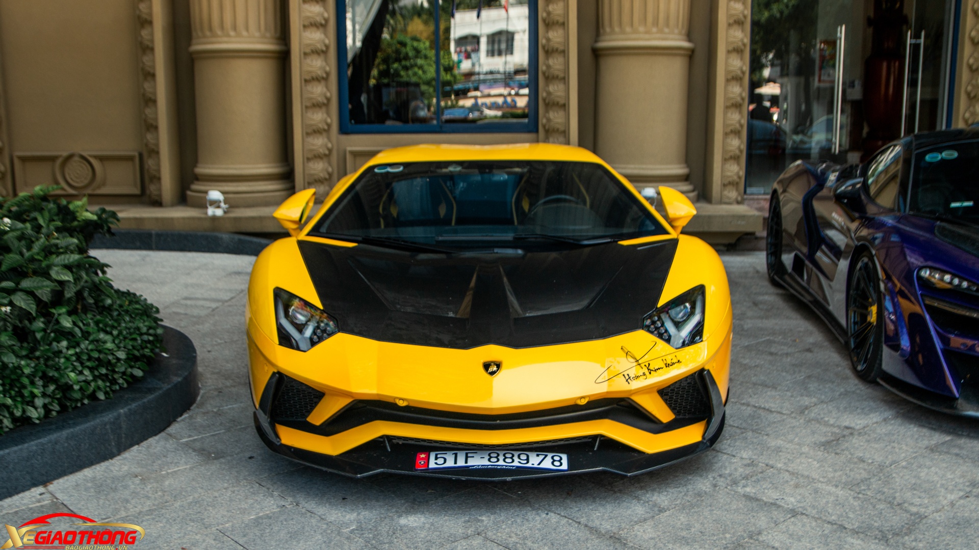 Lamborghini Aventador S là bản nâng cấp của Aventador LP700-4, được cải tiến đôi chút ở ngoại thất làm tăng tính khí động học. Phần cản trước được thiết kế lại, đường nét mềm mại hơn và mở rộng hốc hút gió