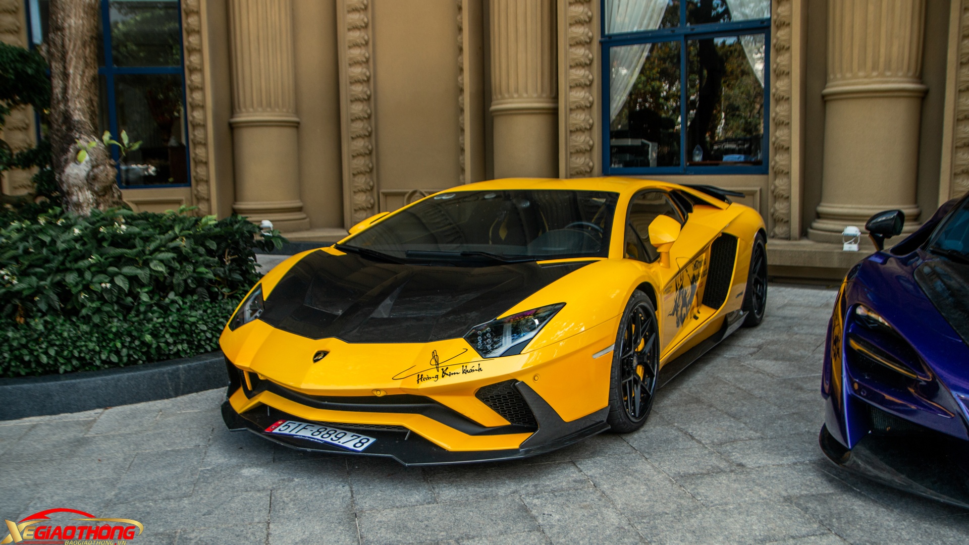 Tại thị trường Mỹ, Lamborghini Aventador S có giá từ 421.000 USD. Ở Việt Nam, nếu đóng đủ các loại thuế và ra biển trắng, giá mỗi chiếc có thể lên tới hơn 40 tỷ đồng