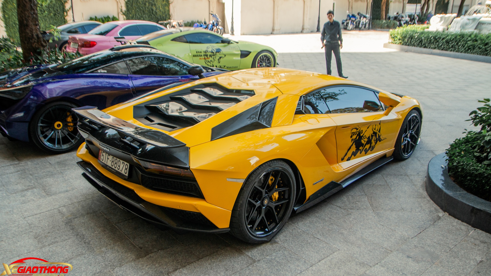 Bên cạnh việc độ lại phần ngoại thất, Lamborghini Aventador S chính hãng đầu tiên tại Việt Nam cũng được chủ nhân tinh chỉnh ECU động cơ, giúp chiếc xe này gia tăng 70 mã lực so với nguyên bản, đưa tổng công suất từ 740 mã lực lên thành 810 mã lực