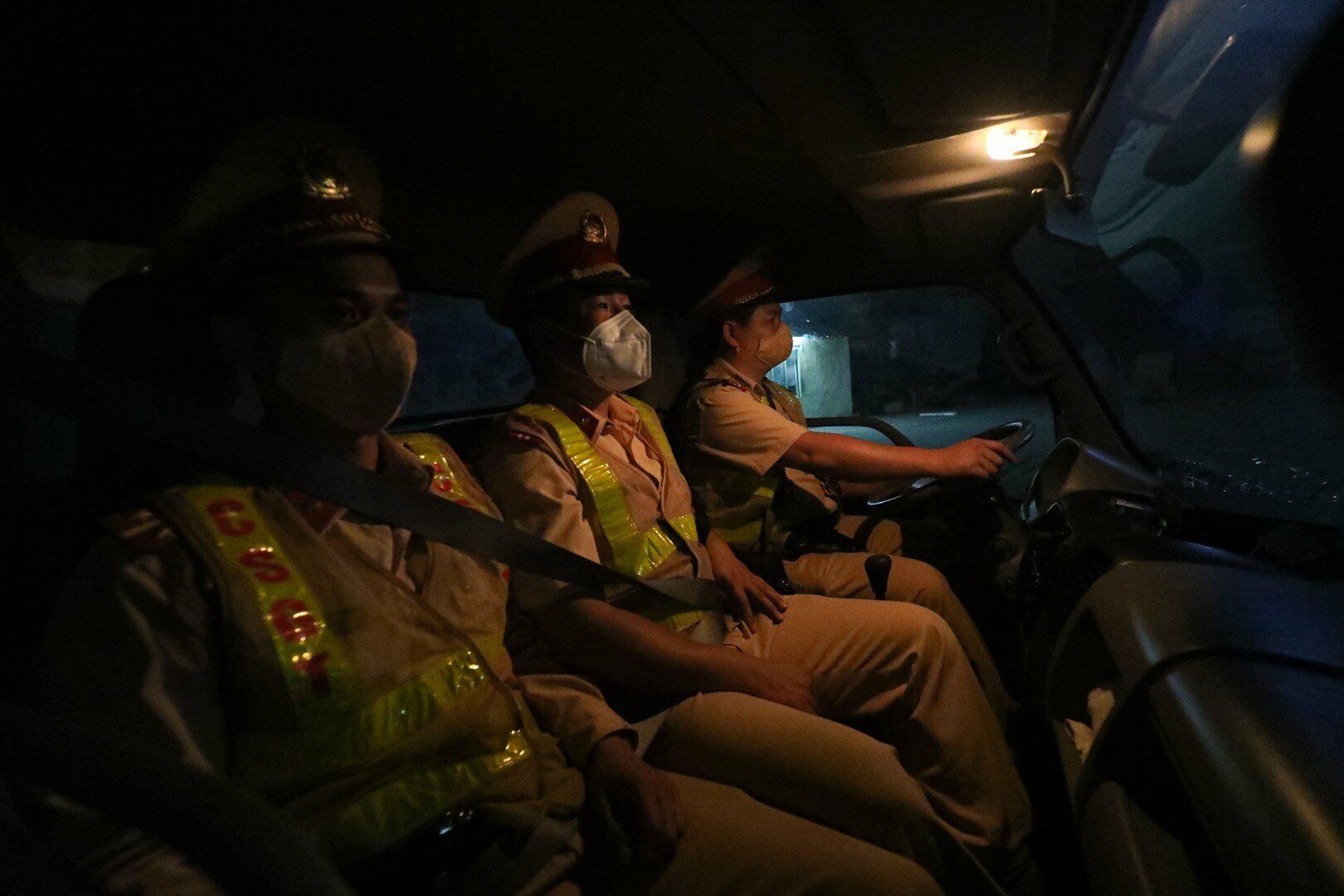 Thay vì lập chốt cố định, đêm ngày 17/4, Tổ công tác của Đội CSGT - trật tự, Công an quận Bắc Từ Liêm (TP Hà Nội) đã tuần tra lưu động để phát hiện và xử lý xe quá tải.