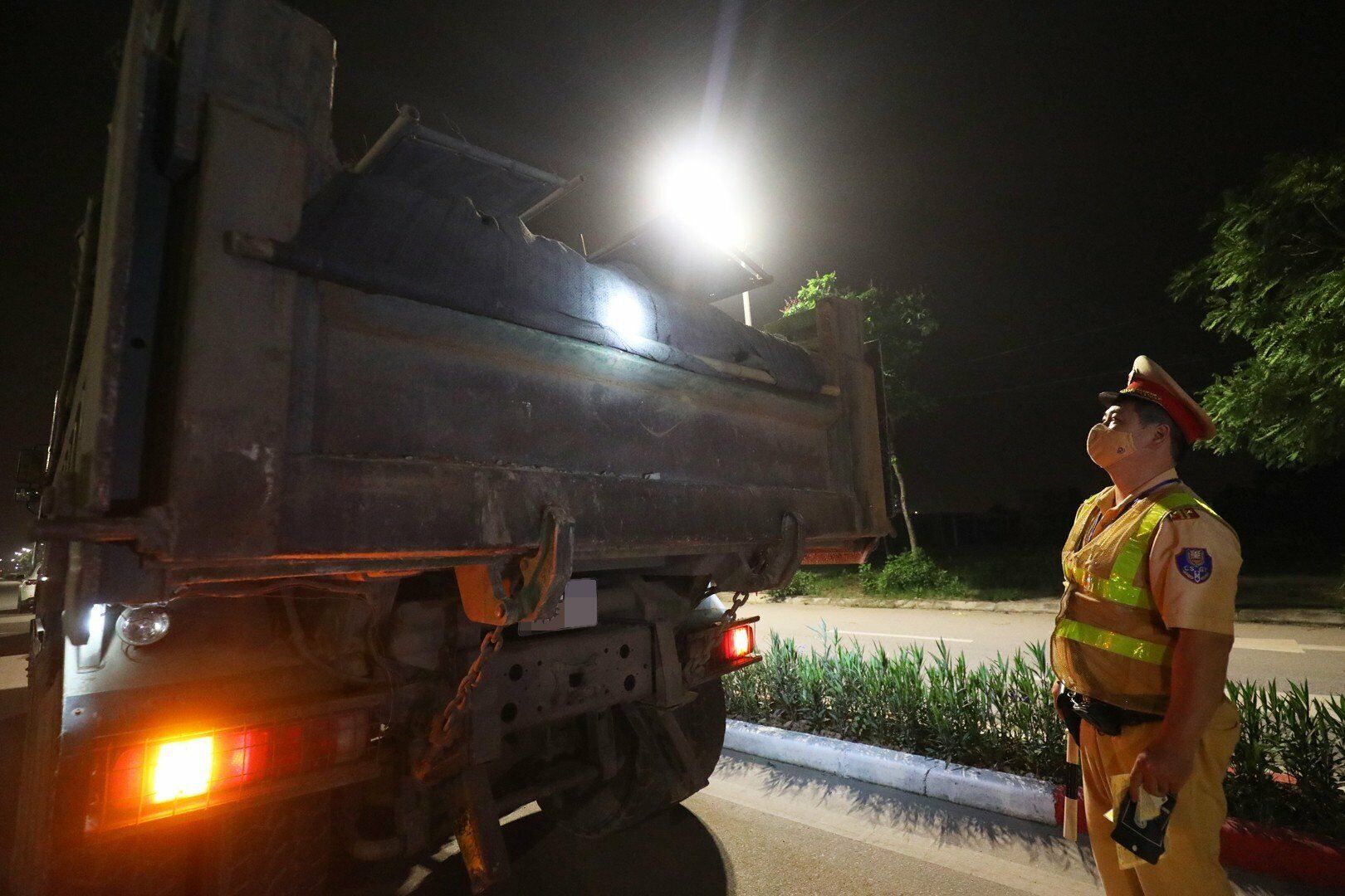 "Thay vì lập chốt thì Đội chúng tôi sẽ có 2 Tổ công tác thường xuyên đi tuần tra kiểm soát lưu động trên các tuyến đường. Điều này phòng ngừa được sự né tránh đối với những đối tượng cố tình vi phạm quá tải", Thiếu tá Ngọc cho hay.